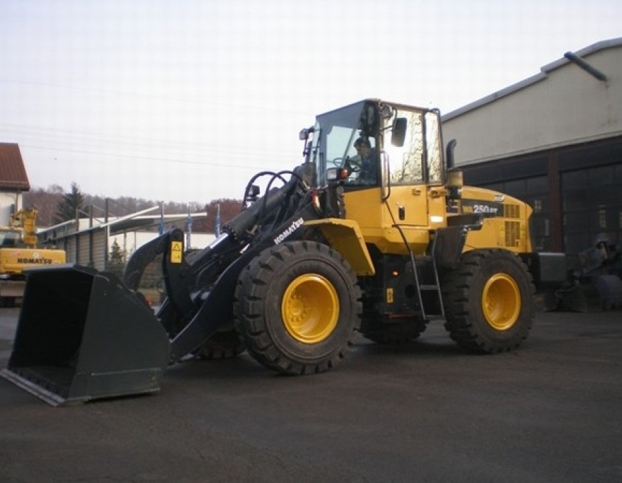 Фронтальный погрузчик Komatsu WA250-5