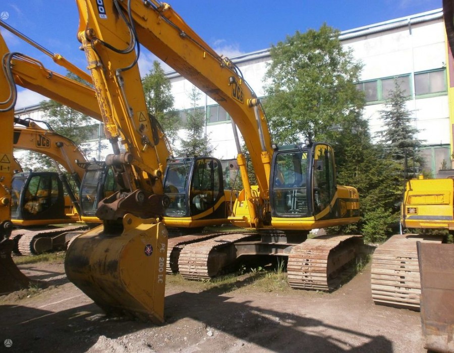 Гусеничный экскаватор JCB JS200